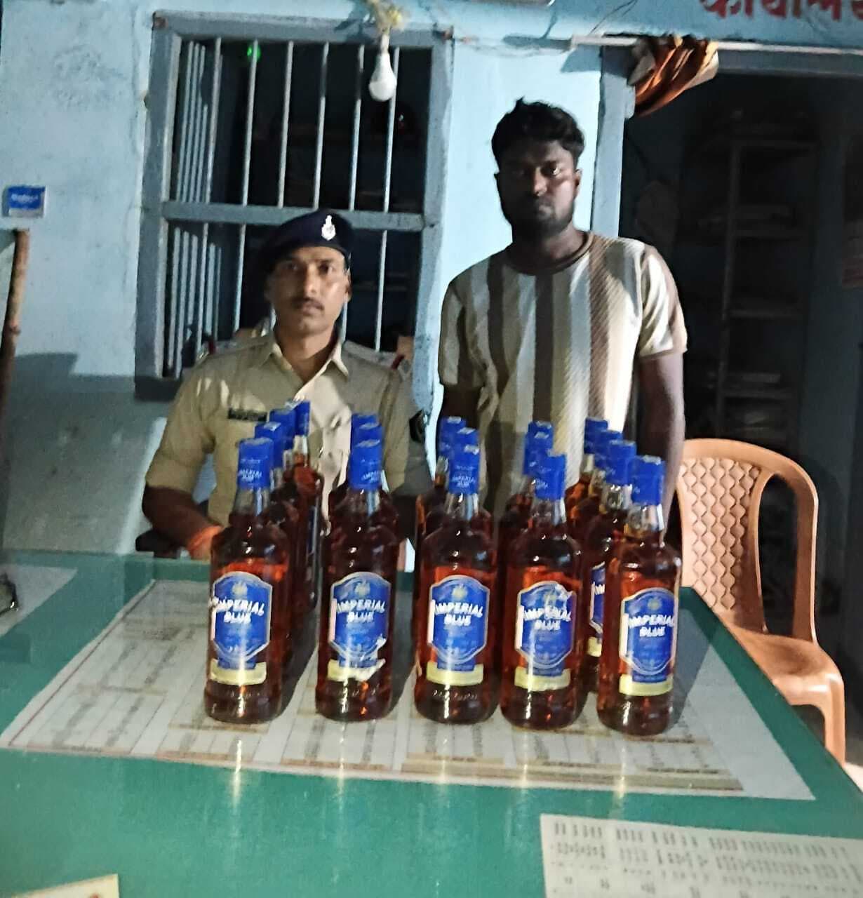 17 बोतल शराब बरामद, एक तस्कर गिरफ्तार