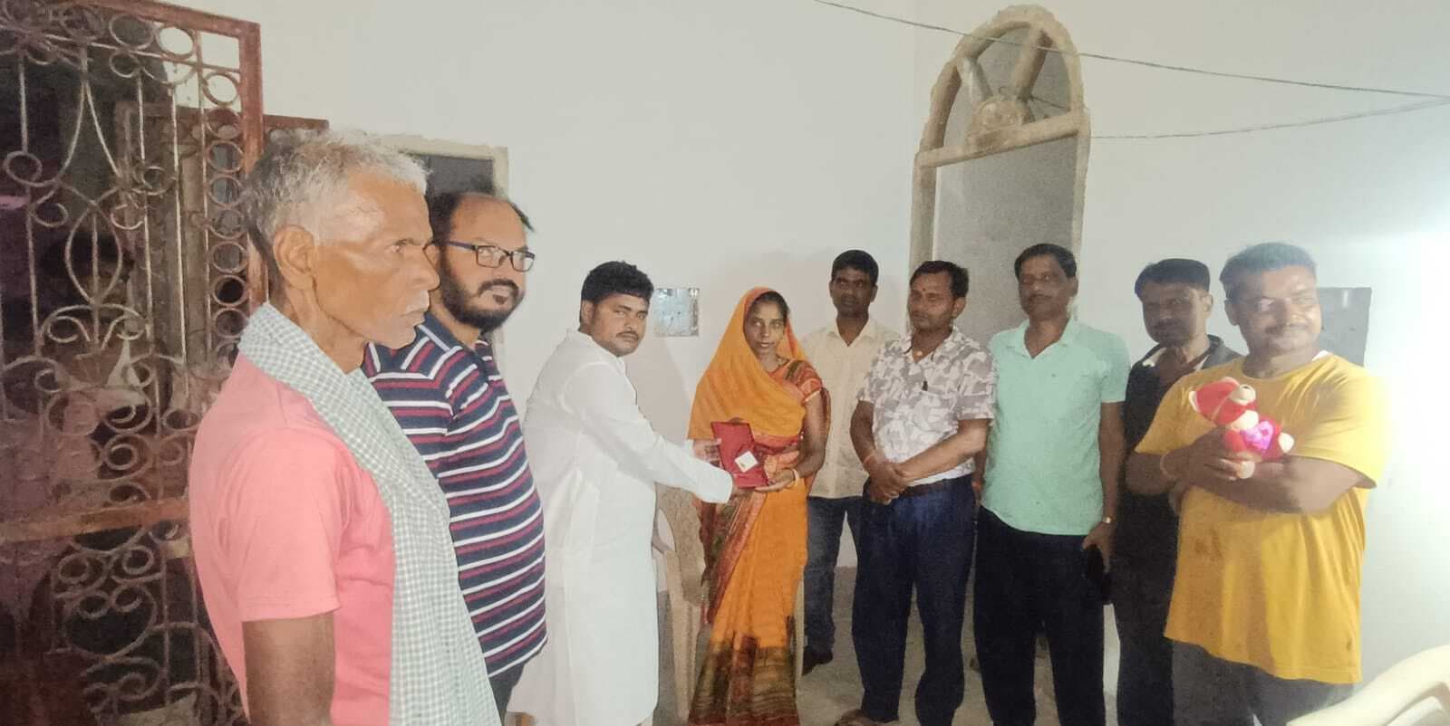 घर की कामकाजी महिला का एएनएम पद पर हुआ चयन, ग्रामीणों में खुशी, किया गया सम्मानित