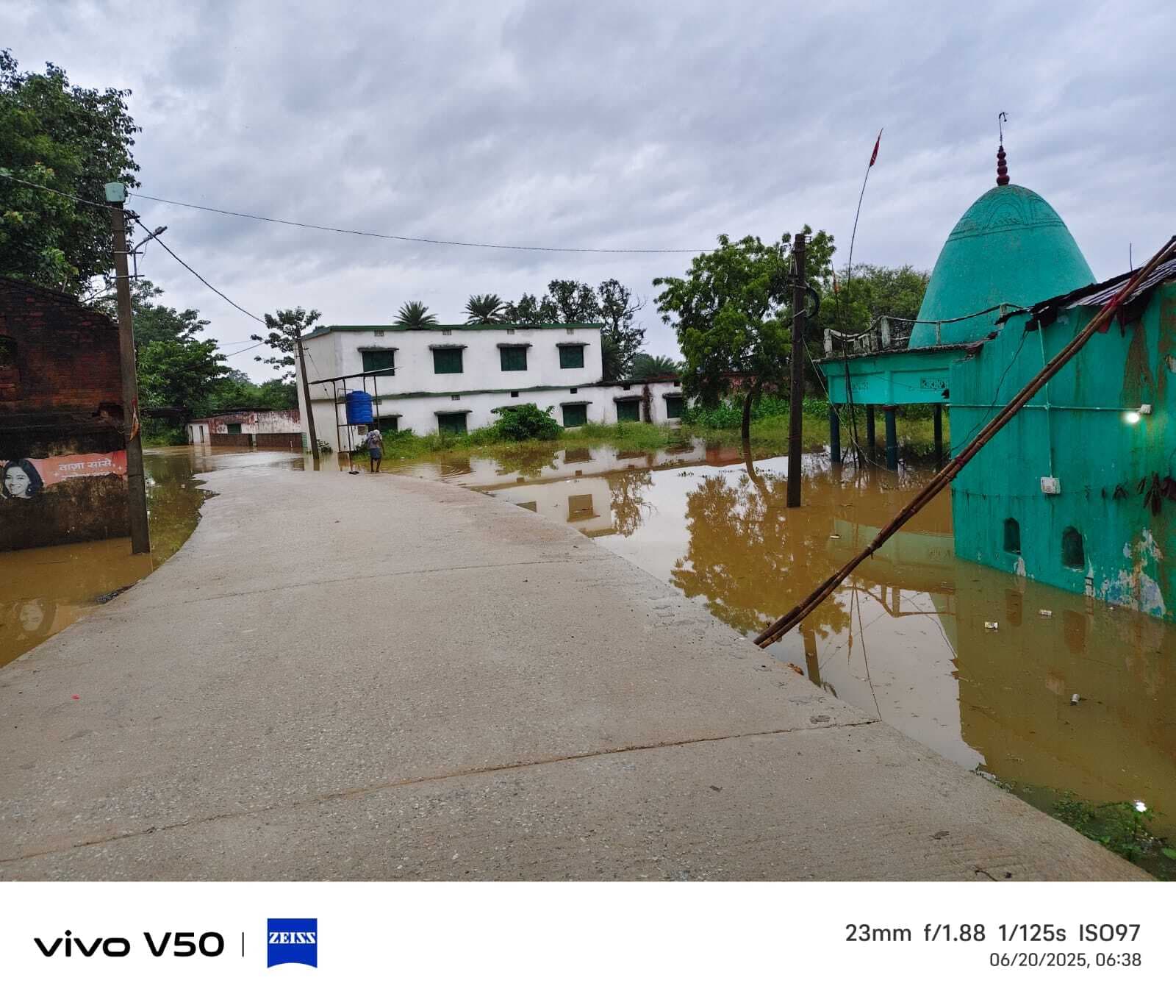 Seraikela Kharsawan News : विस्थापित गांवों में घुसा पानी, कई घर ध्वस्त