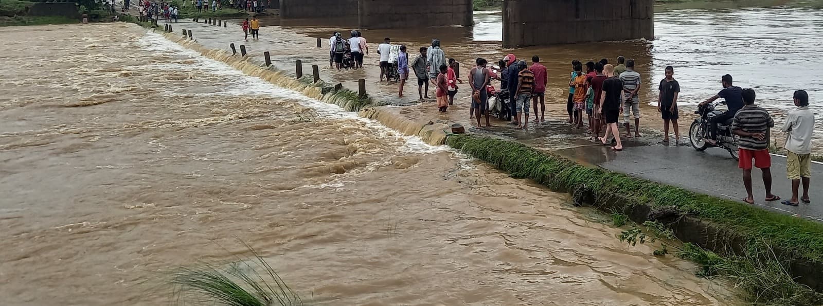 Seraikela Kharsawan News : संजय नदी के पुल पर 20 घंटे बाद शुरू हुई आवाजाही