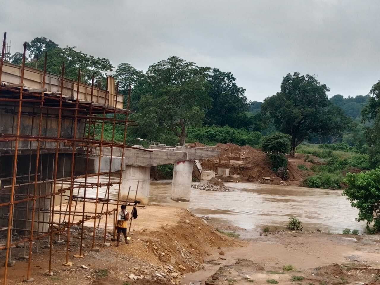 Chaibasa News : लगातार बारिश से टोपाबेड़ा गांव बना टापू, 600 की आबादी कैद