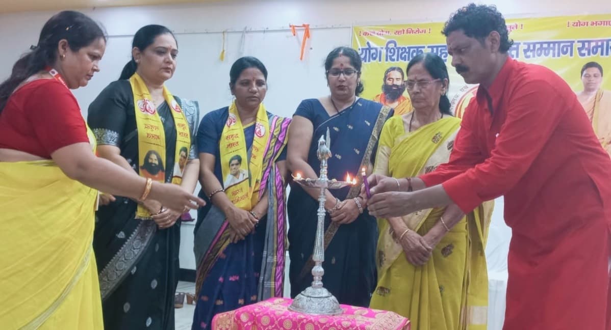 Bokaro News : महिलाएं अपने जीवन शैली में योग को शामिल करें : साध्वी झा