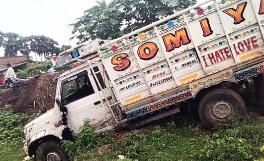 खेत में अनियंत्रित होकर घुसा पिकअप, बाल-बाल बचा चालक