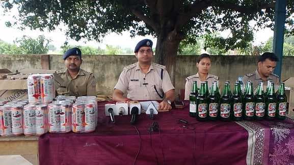महागामा एसडीपीओ ने किराना दुकान से 220 बोतल बियर किया जब्त