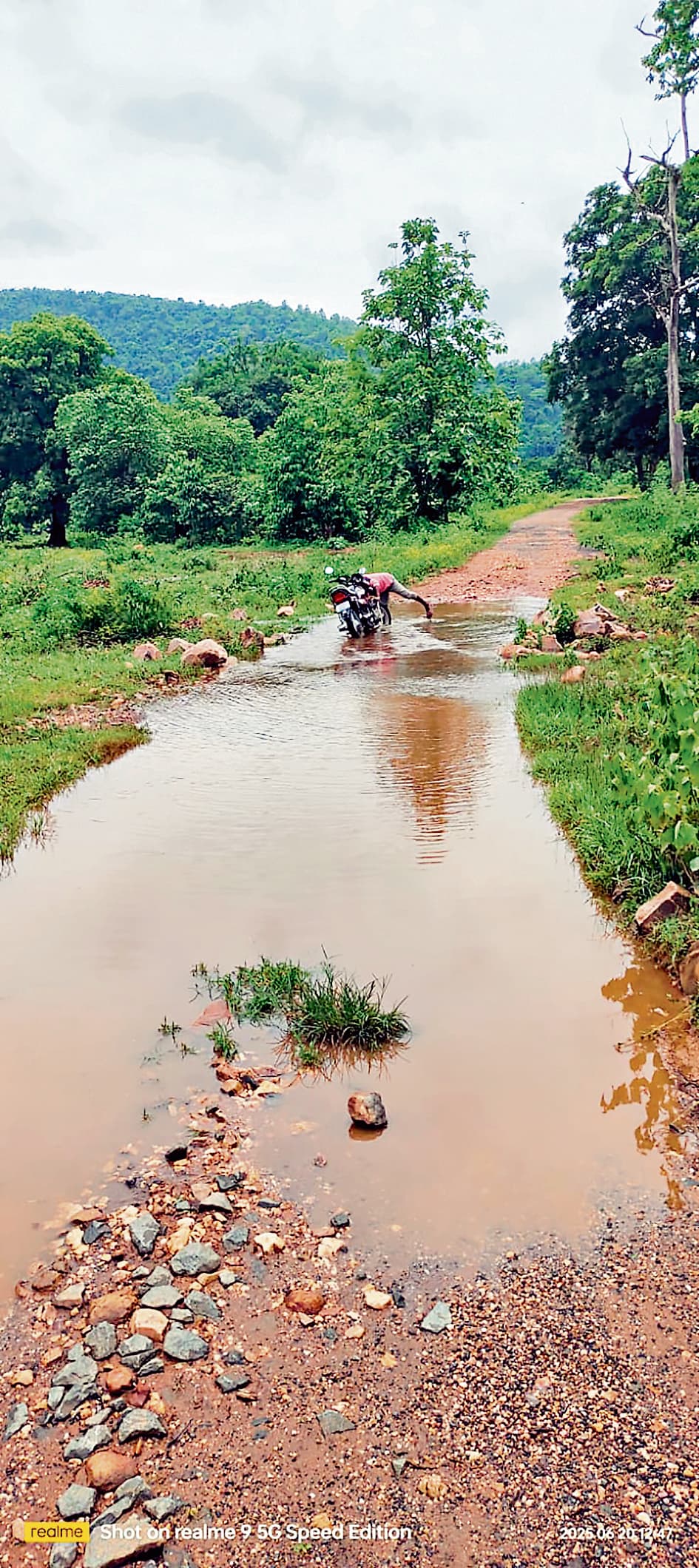 East Singhbhum News : झाटीझरना जाने वाली सड़क बदहाल, बाइक-साइकिल पार करना मुश्किल
