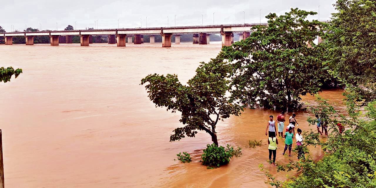 Rourkela News: लगातार बारिश से कई बस्तियों में घुसा पानी, मंदिरा डैम के नौ गेट खोले गये