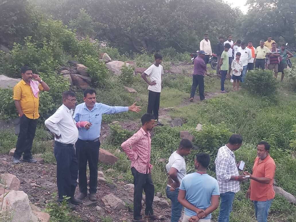 Dhanbad News : चटकारी जोड़िया का मुहाना छोटा होने से पानी सब्जी के खेतों में घुसा, लोगों ने किया हंगामा