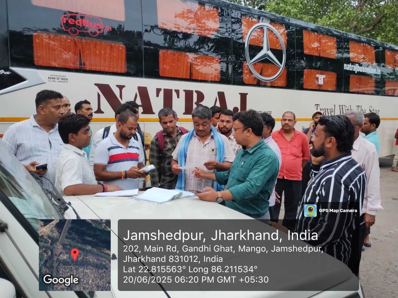 Jamshedpur News : सीतारामडेरा बस स्टैंड में एमवीआई की जांच के दौरान हंगामा, पांच बसें सीज