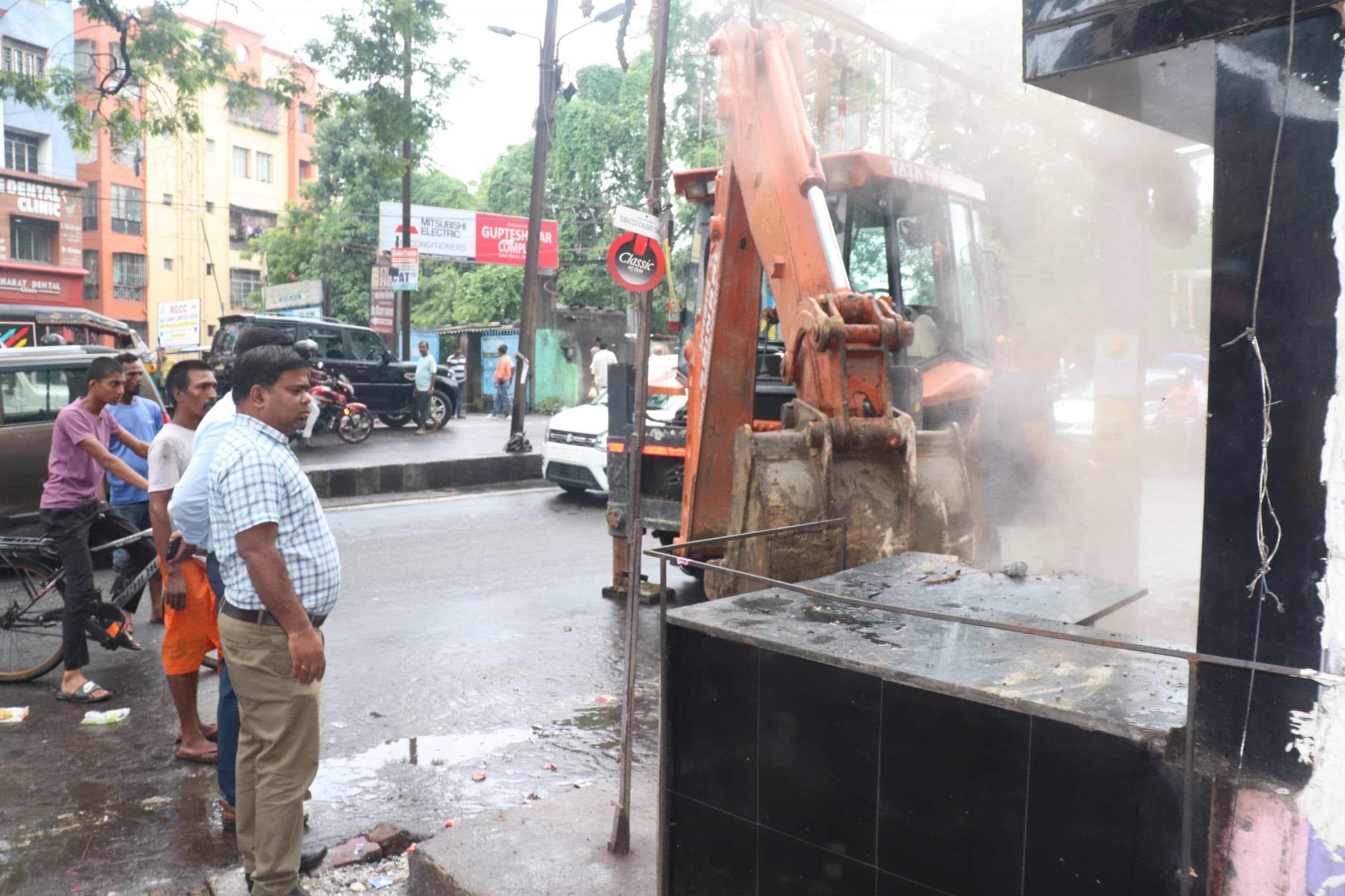 Dhanbad News : बेकारबांध से पूजा टॉकीज तक हटाया गया अतिक्रमण