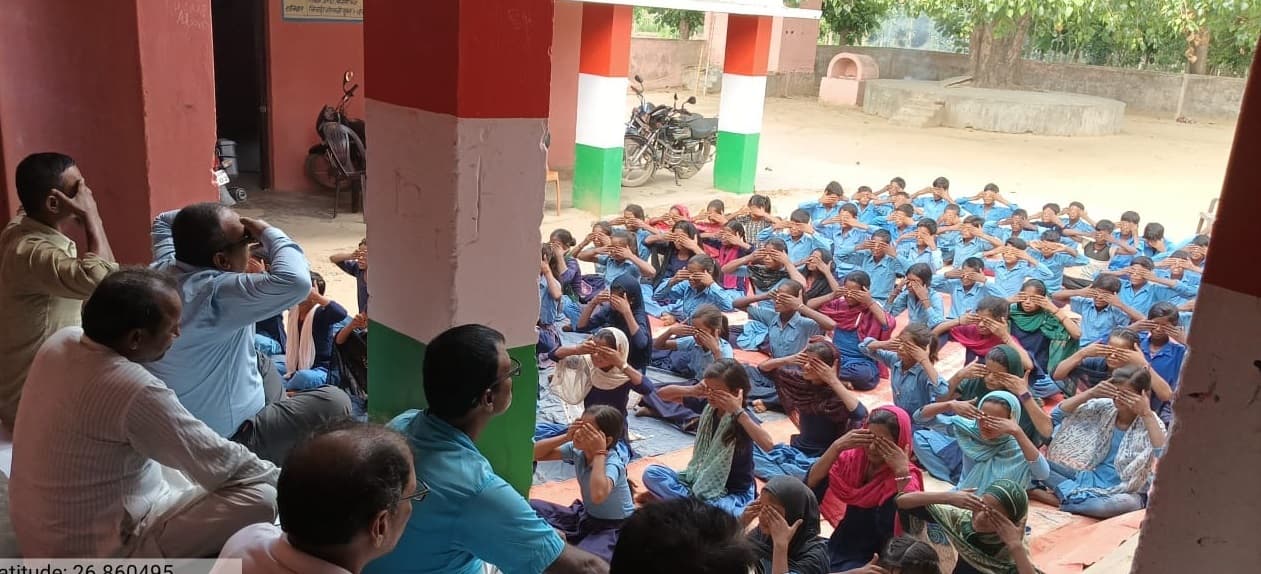 Motihari: योग दिवस पर शिक्षक व  बच्चों ने किया योगा