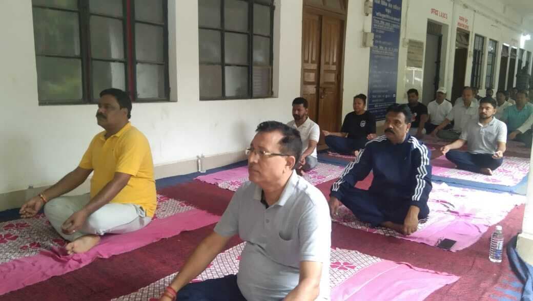 न्यायालय कर्मियों ने नियमित योग करने का लिया संकल्प