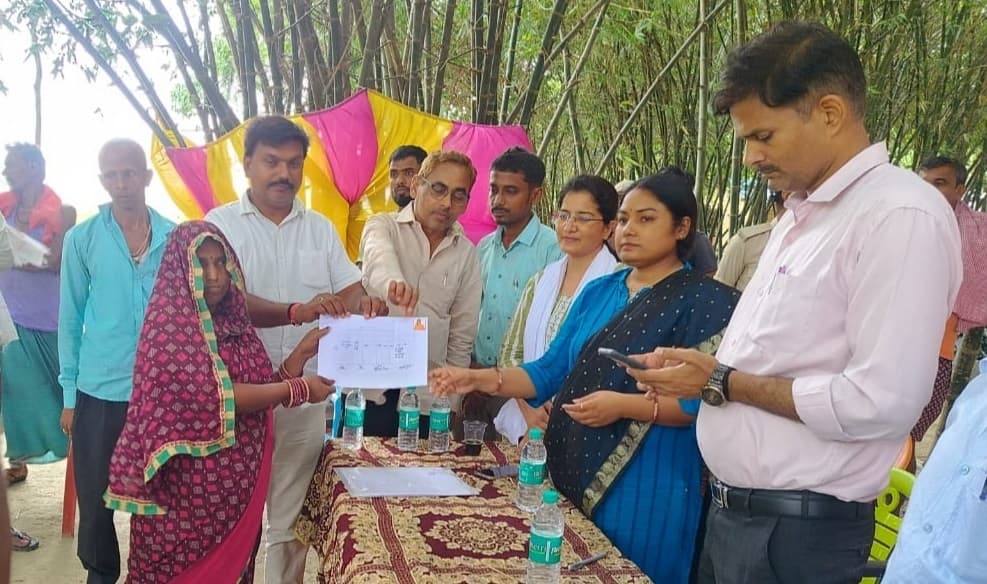 Sitamarhi : आठ भूमिहीनों को मिला बंदोबस्ती पर्चा
