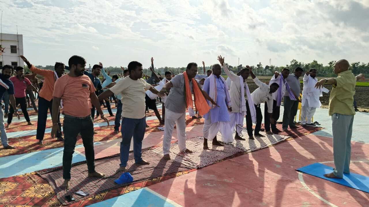 Motihari: पुरंदरा पंचायत में ग्रामीणों ने किया योगा