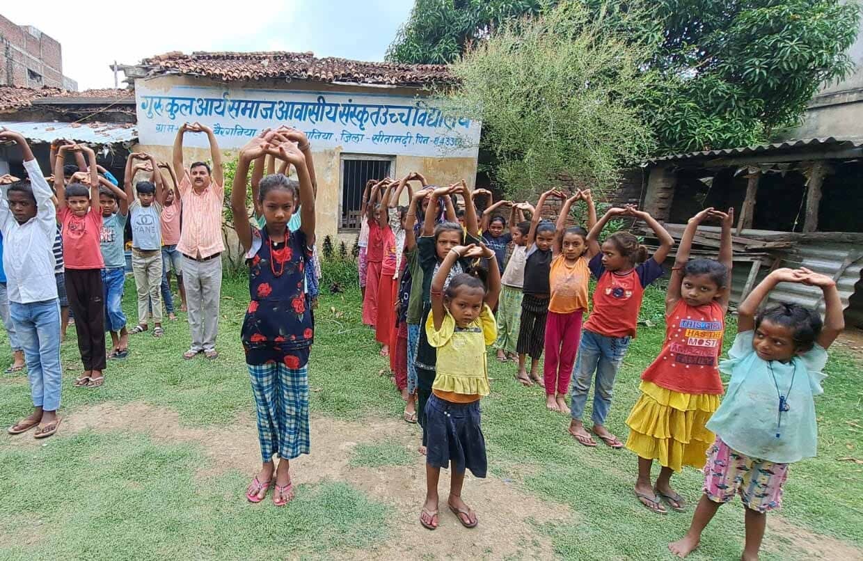 Sitamarhi : गुरुकुल आर्य समाज संस्कृतोच्च विद्यालय में योग का आयोजन
