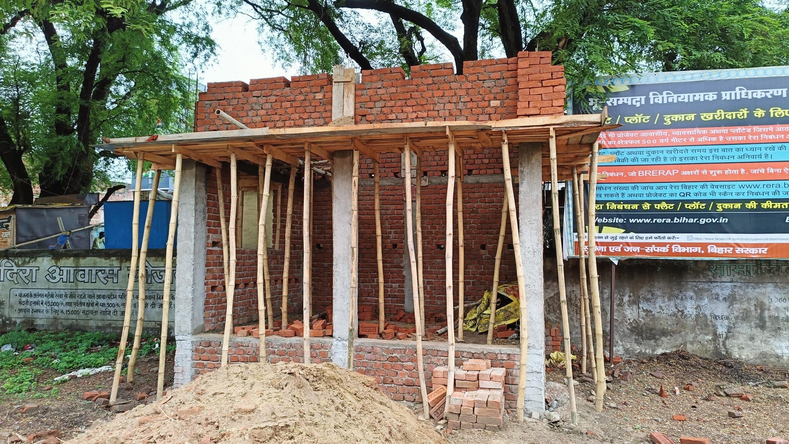 पकरीबरावां प्रखंड परिसर में बन रहा प्रतीक्षालय, होगी सहूलियत