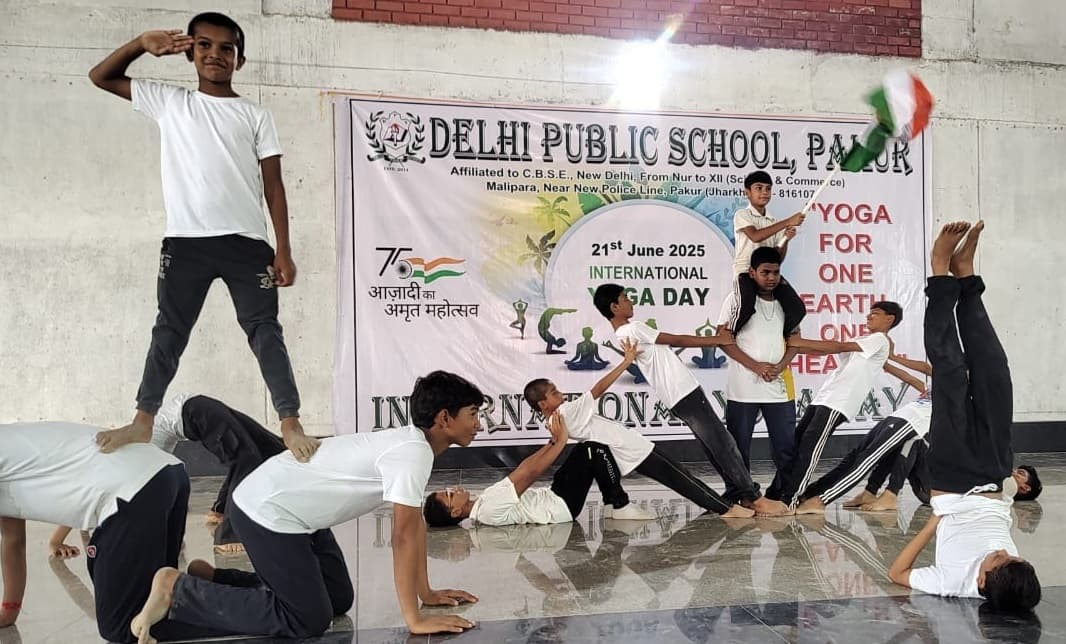 डीपीएस के बच्चों व शिक्षकों ने किया योग