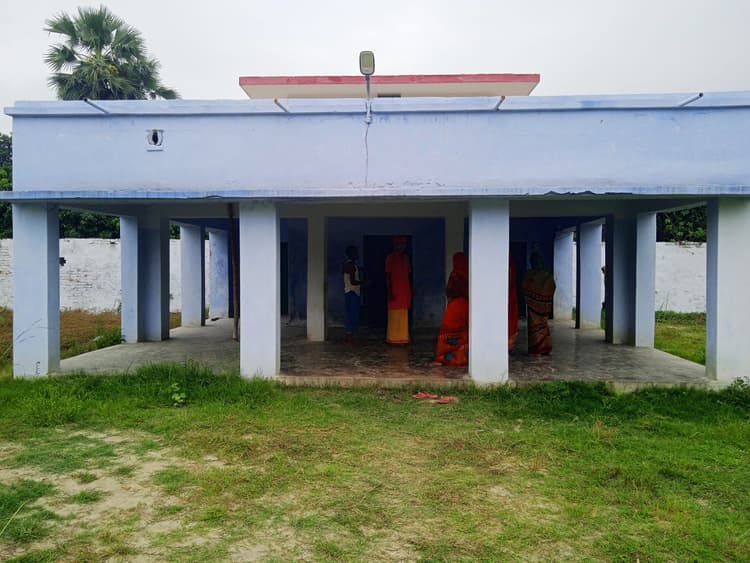 hajipur news. मंदिर का ताला काटकर अष्टधातु व पीतल की मूर्तियों की चोरी