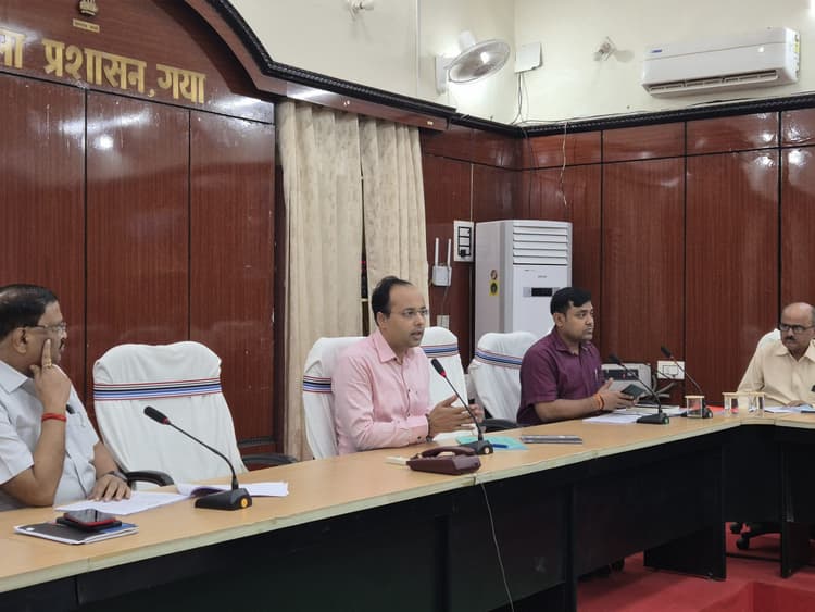 नये रोस्टर के मुताबिक समय पर अस्पतालों में पहुंचेंगे डॉक्टर : डीएम