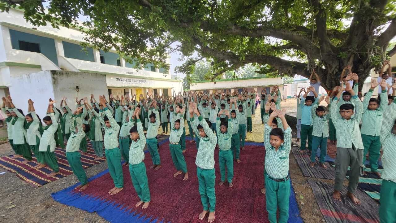 विद्यार्थियों ने योगाभ्यास कर मनाया योग दिवस