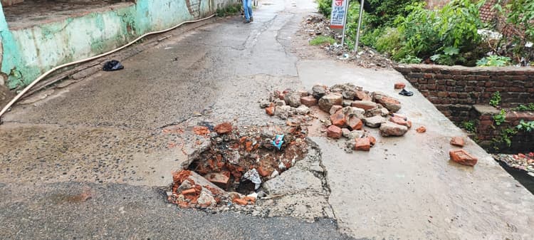 नाले का ढक्कन टूटा, हर दिन लोग हो रहे घायल