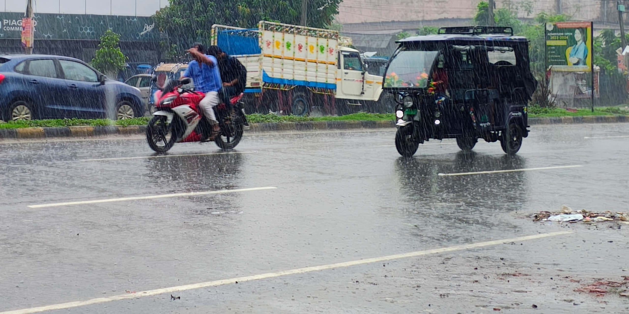 मानसूनी मूड में आया मौसम, कहीं ननस्टॉप बारिश कहीं ठहर कर बरस रहे बादल
