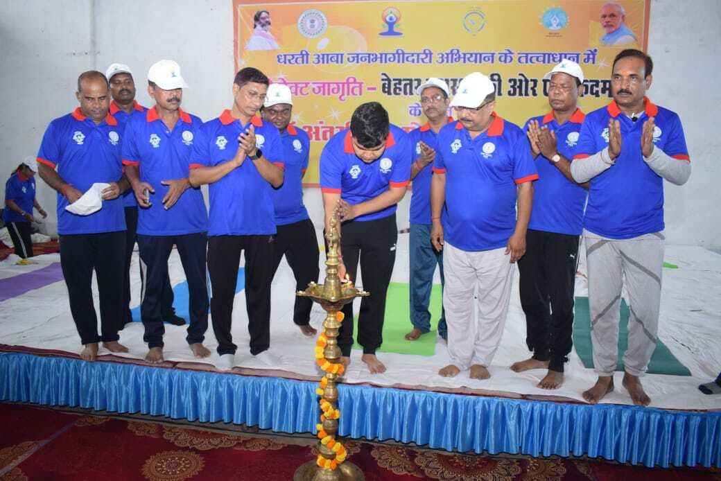 योग तन और मन के विकारों को दूर करता है : डीसी