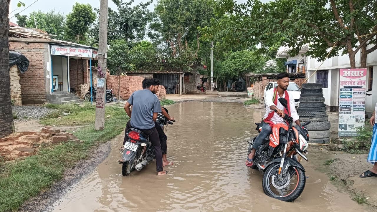 Samastipur News:नरघोघी मनिका मुख्य मार्ग पर जल-जमाव से लोग परेशान