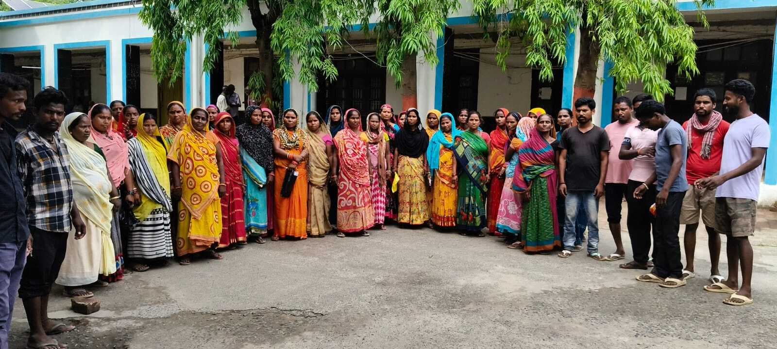 बासडीह जमीन को लेकर समाहरणालय पहुंची महादलित महिलाएं