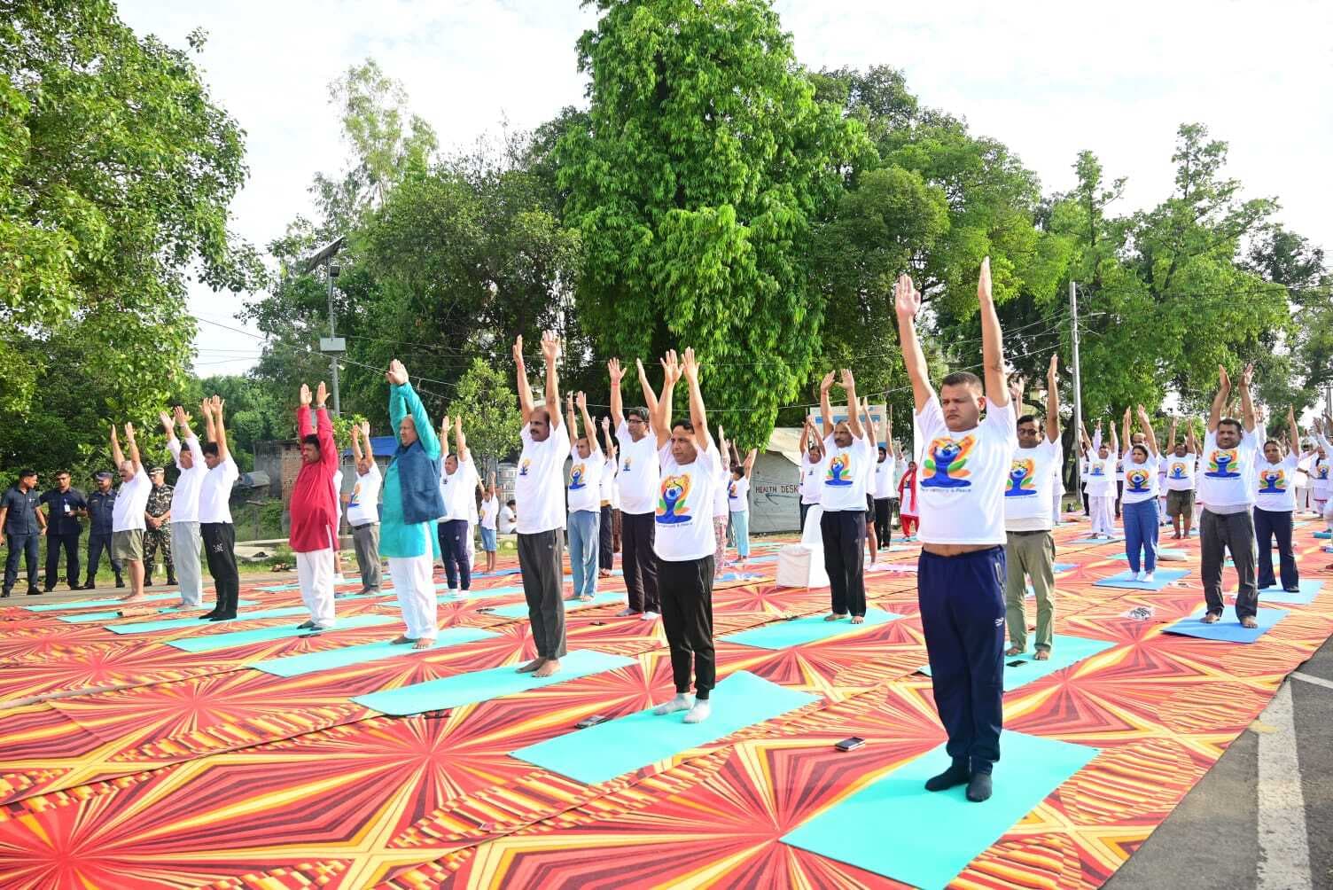 Motihari: भारत-नेपाल की सीमा पर लोगों ने किया योग