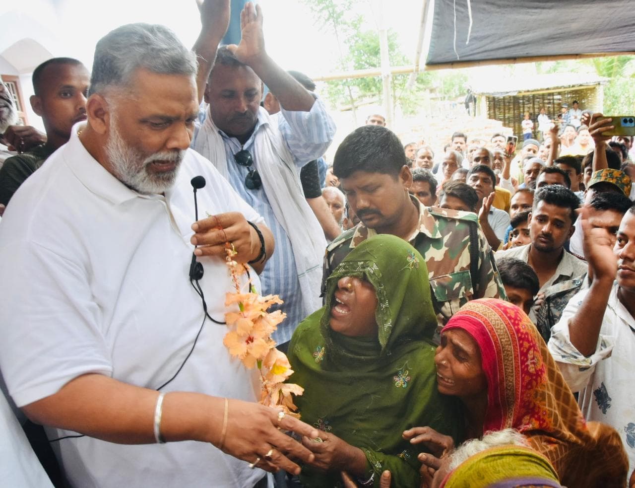सांसद ने गंगापट्टी में ग्रामीणों की सुनी समस्याएं, पीड़ित महिला को दी आर्थिक सहायता
