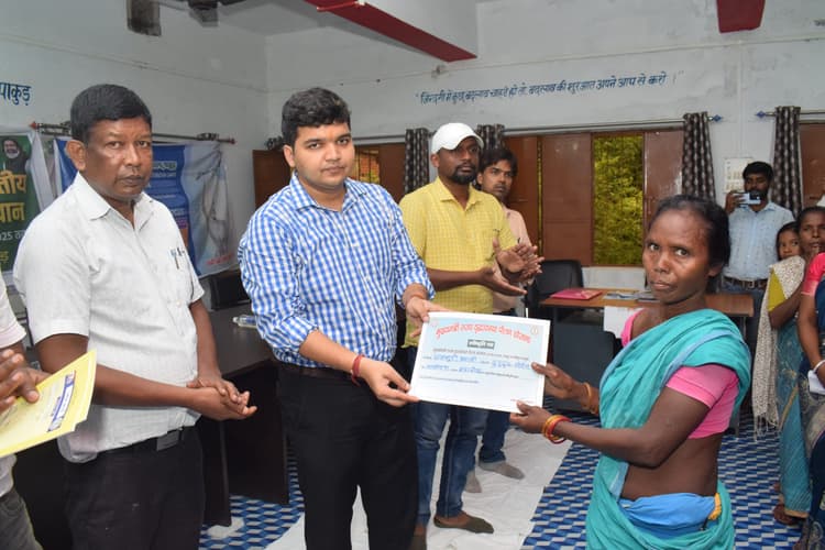 डीसी ने लोगों में मनरेगा जॉब कार्ड का किया वितरण