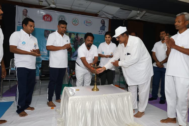 खूंटी में विधायक व प्रशासनिक अधिकारियों ने किया योगाभ्यास