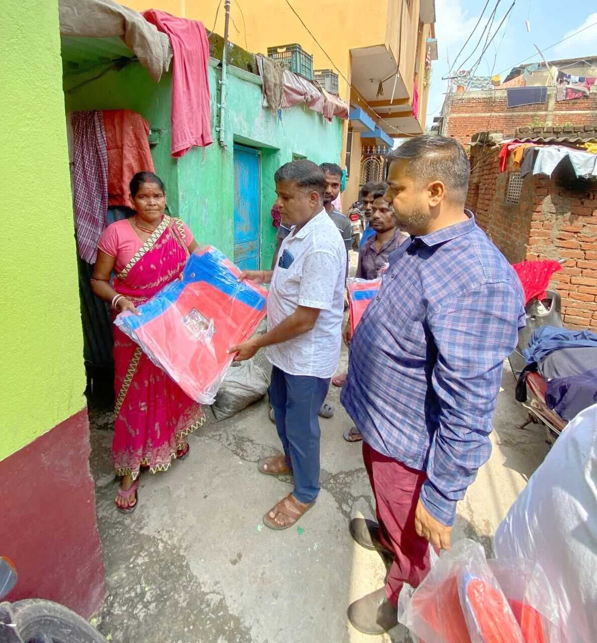 Jamshedpur news. विधायक पूर्णिमा साहू बारिश से परेशान परिवारों को बांटी तिरपाल