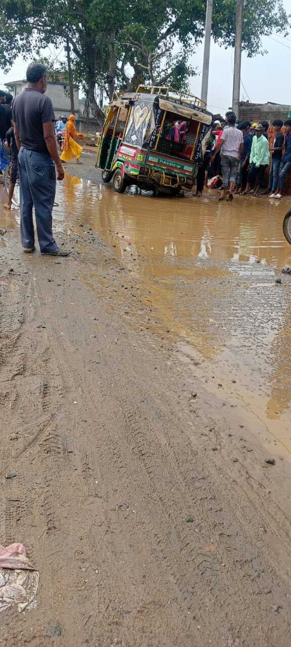 Deoghar news : जर्जर सड़क पर ऑटो दुर्घटनाग्रस्त, महिला के घायल होने के बाद लोगों ने किया सड़क जाम