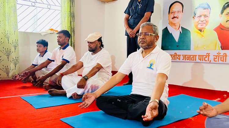 Political news : योग भारत की सांस्कृतिक विरासत, इसे दिनचर्या में शामिल करें : बाबूलाल मरांडी