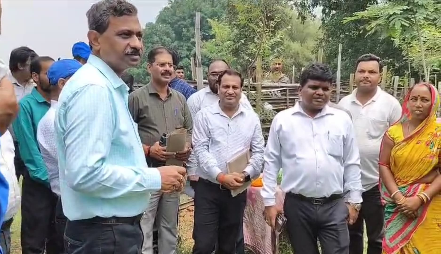 Dhanbad News : केंद्र सरकार के ग्रामीण विकास विभाग के सचिव ने पूर्वी टुंडी में योजनाओं का किया निरीक्षण