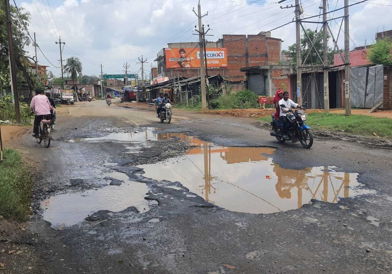 सुल्तानगंज टू देवघर मार्ग पर बने गड्ढे दुर्घटना को दे रहा आमंत्रण
