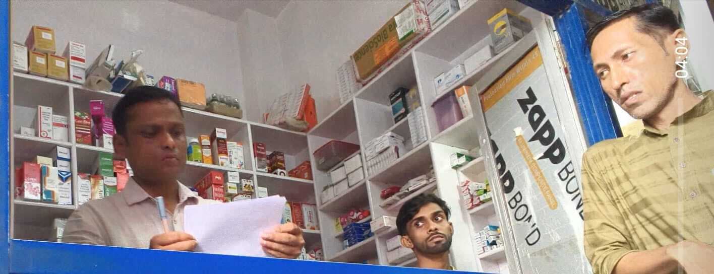 ड्रग इंस्पेक्टर ने की दवा दुकानों की जांच, दुकानदारों में मचा हड़कंप