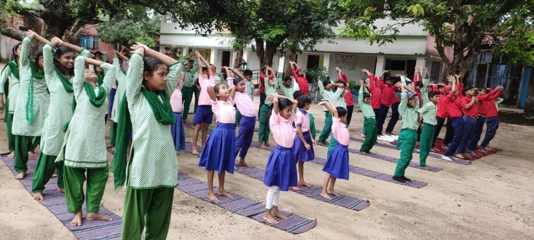 सिल्ली के स्कूलों में सामूहिक योग
