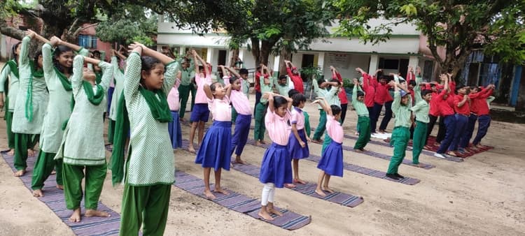 सिल्ली के स्कूलों में सामूहिक योग