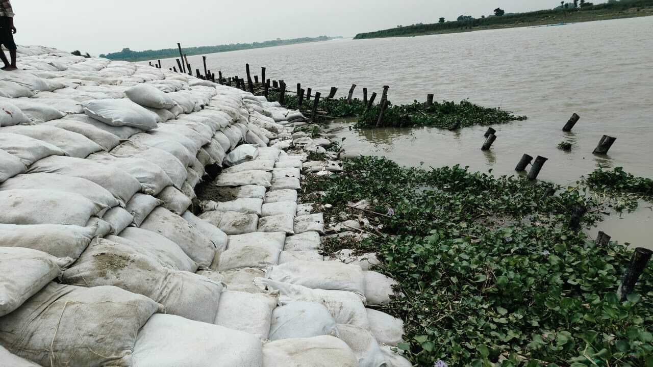 महानंदा नदी का बढ़ा जलस्तर, बाढ़ सुरक्षात्मक कार्य धराशायी