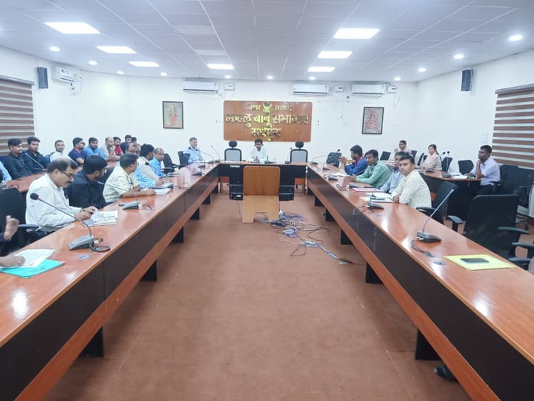 श्रम संसाधन विभाग द्वारा संचालित योजनाओं की समीक्षा