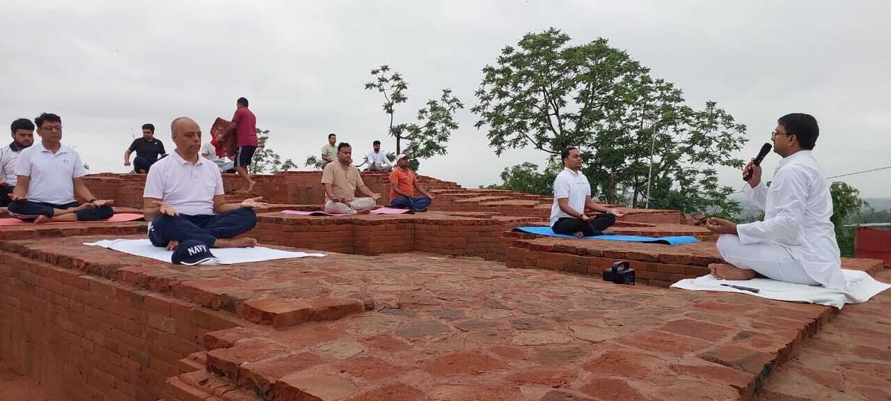 विश्व योग दिवस: लाली पहाड़ी पर जिला प्रशासन के अधिकारियों ने किया योग