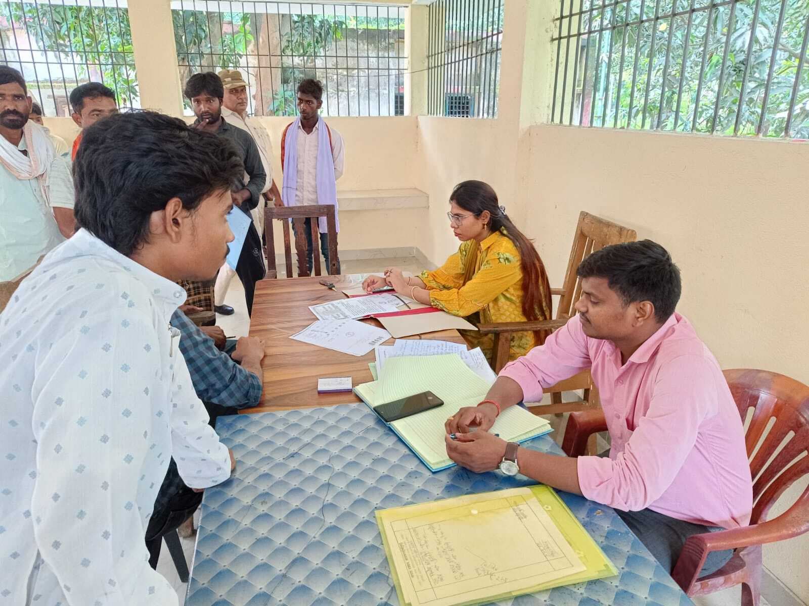 जनता दरबार में तीन भूमि विवादों का निपटारा