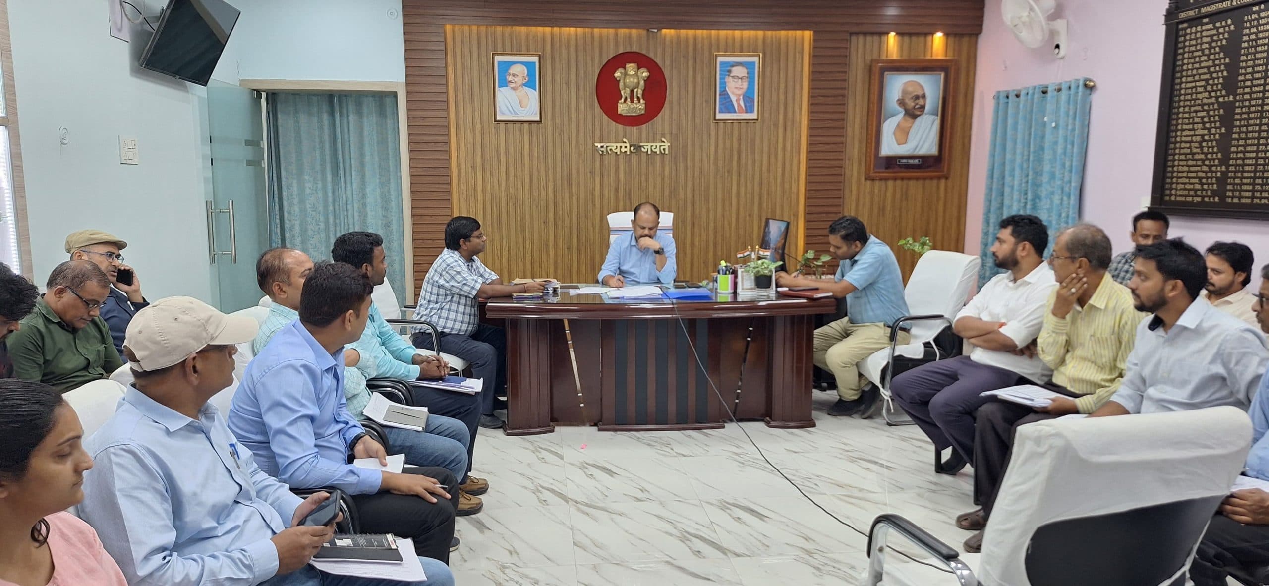 विभिन्न सरकारी विभागों से संबंधित भूमि अधियाचना को लेकर डीएम ने की समीक्षा