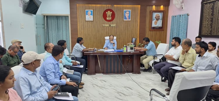 विभिन्न सरकारी विभागों से संबंधित भूमि अधियाचना को लेकर डीएम ने की समीक्षा