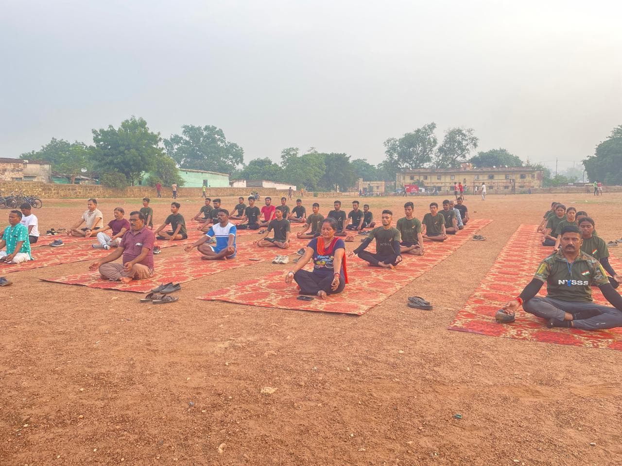 Jamshedpur news. नव युवक समाज सेवा समिति के सदस्यों ने किया योगा