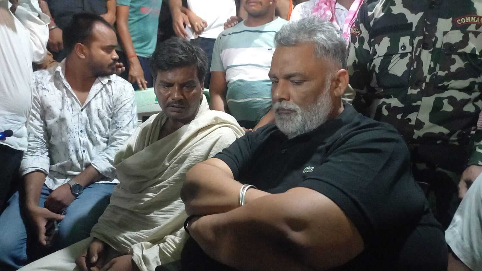 वलीपुर मुखिया हत्याकांड: वलीपुर गांव पहुंचे सांसद पप्पू यादव, घटना के निष्पक्ष जांच की मांग