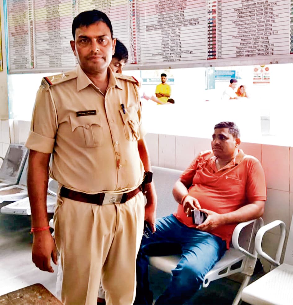 Gopalganj News : बैकुंठपुर में छापेमारी करने गयी पुलिस पर हमला, पुलिस अफसर समेत सात जवान जख्मी