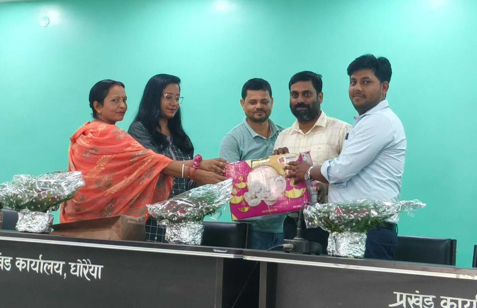 प्रशिक्षण समाप्ति के उपरांत प्रशिक्षु बीडीओ को दी गयी विदाई